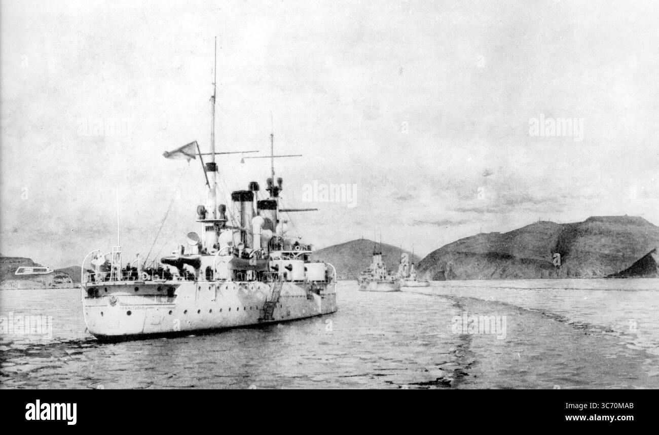 Port Arthur russische Kriegsschiffe, die im Krieg gegen Japan 1904 durch das gebrochene Eis einmarschieren Stockfoto