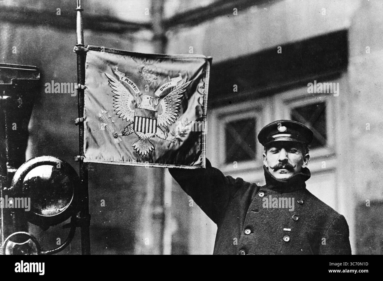 Die Flagge des Weißen Hauses auf fremdem Boden. Die Flagge des Weißen Hauses, die noch nie zuvor in fremde Länder getragen wurde, flattert heute auf der Pariser Friedenskonferenz 1919 aus dem Masthead auf einem Auto Stockfoto