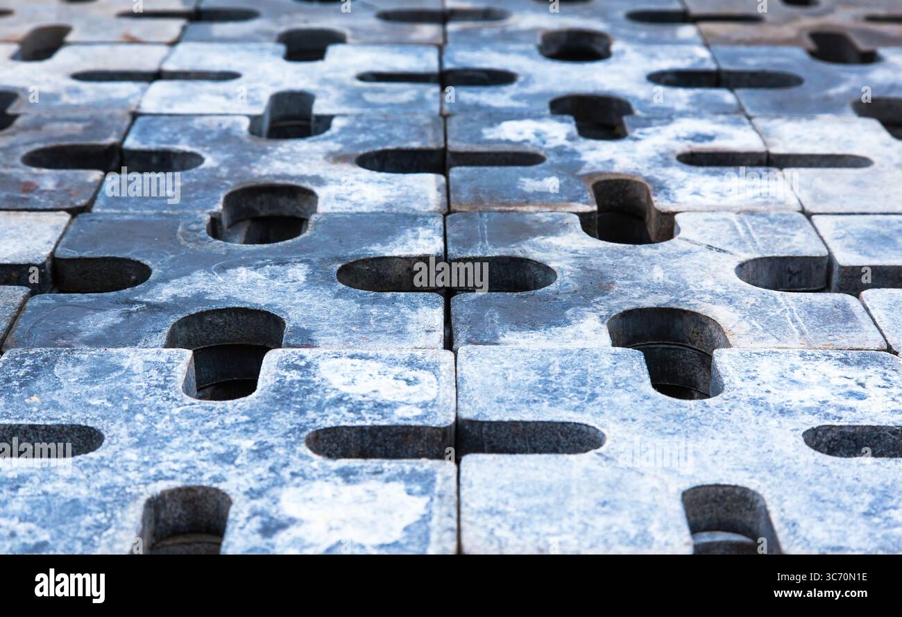 Verzinkte Metallplatten zur Sicherung der Ladung auf dem Deck eines Frachtschiffes. Stockfoto