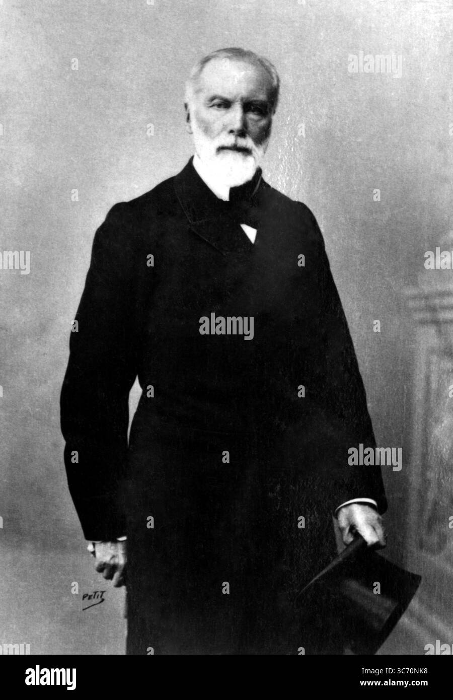 Jean-Baptiste Claude Eugène Guillaume (* 4. Juli 1822–1905) war ein französischer Bildhauer und produktiver Schriftsteller, der ab 1841 an der Ecole des Beaux-Arts studierte und 1845 den prix de Rome erhielt. 1864 wurde er Direktor der Ecole des Beaux-Arts und von 1878 bis 1879 Generaldirektor der Bildenden Künste. 1898 zum Mitglied der Académie Francaise gewählt und 1891 als Direktor der Académie de France nach Rom entsandt. Er bekleidete diese Position bis 1904. 1869 wurde er zum Ehrenmitglied der Royal Academy in London gewählt. ©TopFoto Stockfoto