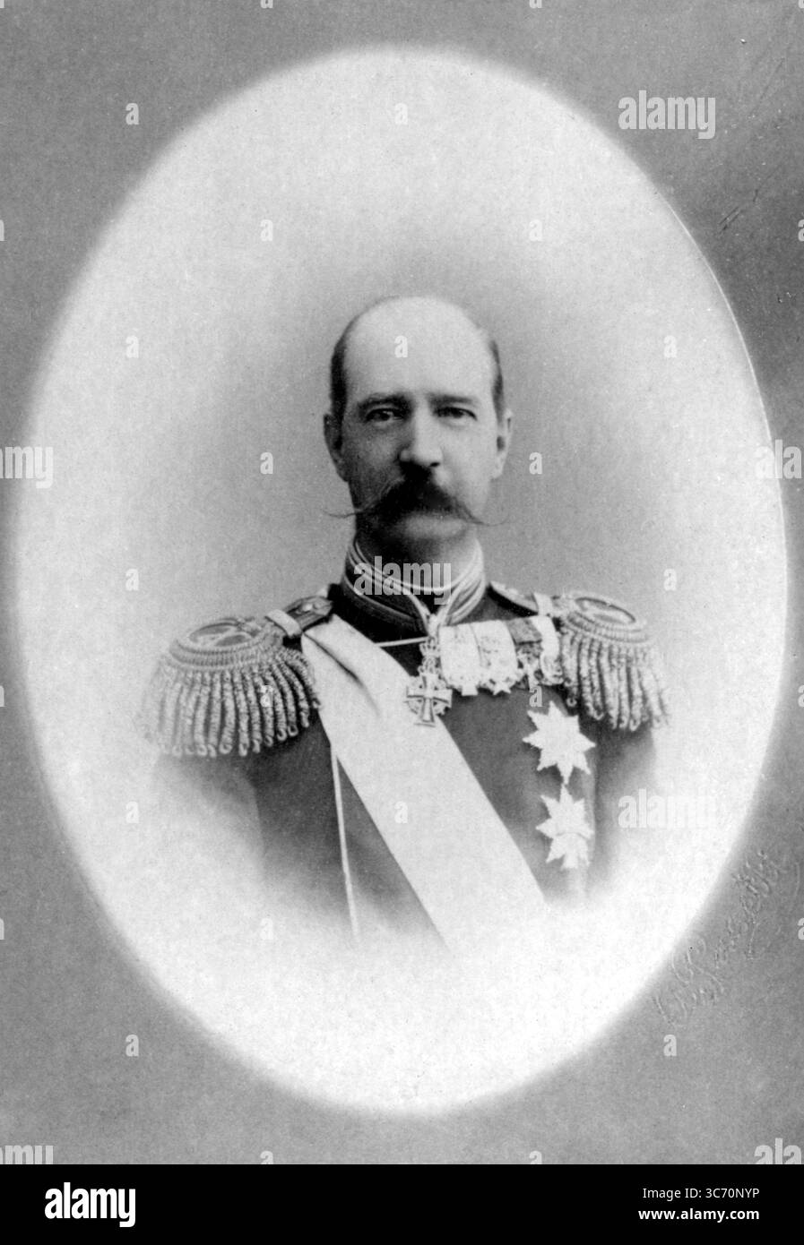 Georges i ROI des Hellines 1845 – Georg I., König der Hellenen (24. Dezember 1845 bis 18. März 1913) war König von 1863 bis 1913. Ursprünglich ein dänischer Prinz, wurde er im Alter von 17 Jahren von der griechischen Nationalversammlung zum König gewählt, die den ehemaligen König Otto abgesetzt hatte. Seine Nominierung wurde sowohl von den Großmächten (Großbritannien und Irland, das zweite Französische Reich und das Russische Reich) vorgeschlagen als auch unterstützt. Als erster Monarch der neuen griechischen Dynastie war seine 50-jährige Herrschaft (die längste in der modernen griechischen Geschichte) durch territoriale Gewinne gekennzeichnet, die Griechenland etablierte Stockfoto
