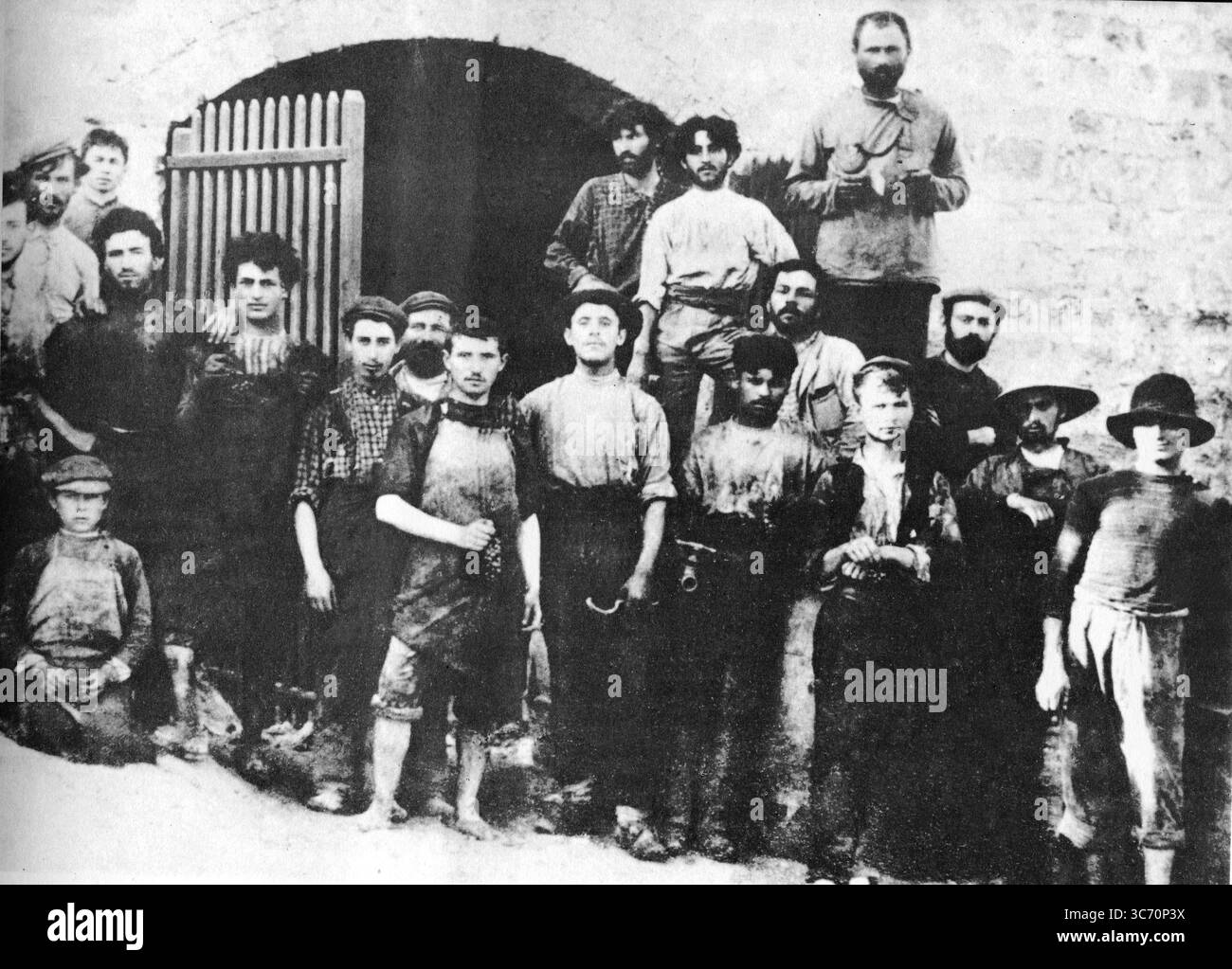 David Ben-Gurion (Mitte) mit seinen Kollegen in den Weinkellern von Rishon Le-Zion 1907. David Ben-Gurion (* 16. Oktober 1886 bis 1. Dezember 1973) war der erste Premierminister Israels. Als Kind entwickelte Ben-Gurion eine grenzenlose Leidenschaft für die ideale des Zionismus. Dieser Vorstoß führte zu Davids instrumentaler Rolle bei der Gründung des Staates Israel nach dem Ende des britischen Mandats. Nachdem er Israel im arabisch-israelischen Krieg 1948 zum Sieg geführt hatte, überwachte er die Einrichtung der staatlichen Institutionen und den gewaltigen Zustrom von Einwanderern. Nach dem Rücktritt aus dem politischen Leben im Jahr 1970, h Stockfoto