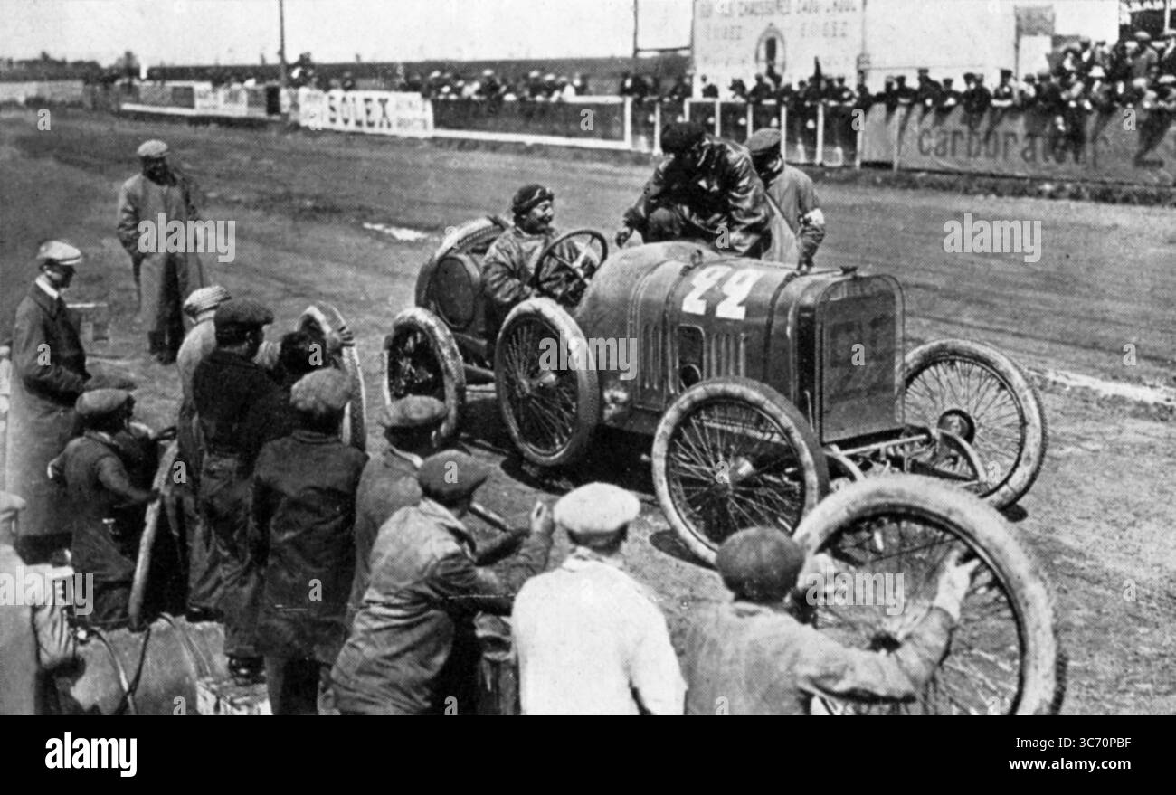 1912 Grand Prix des ACF (Dieppe Circuit). Georges Boillot, der große französische Fahrer, der das Rennen gewann und nach dem Betanken die Boxengäste verließ Stockfoto