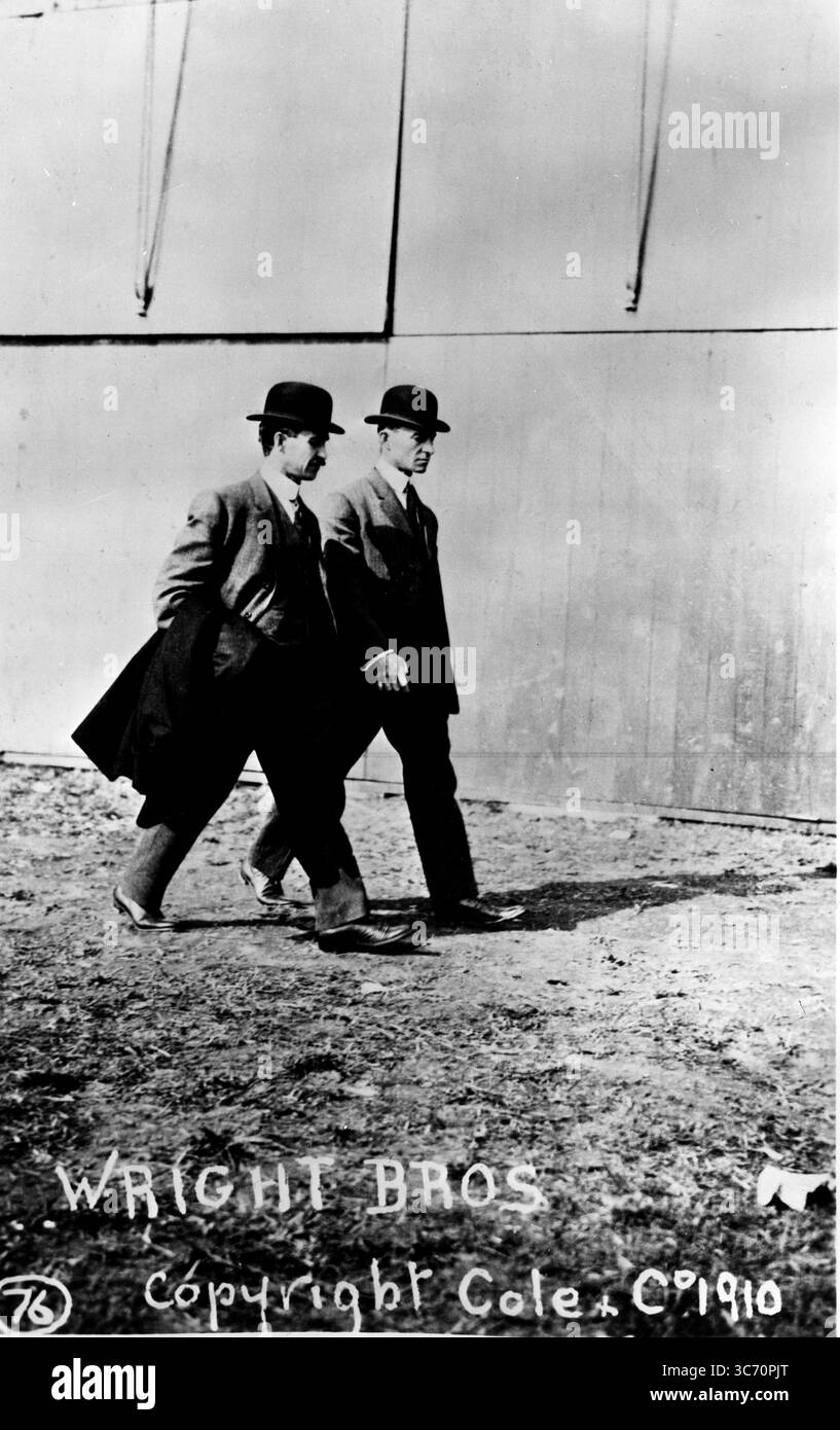 Wright Brothers. 1910 die Brüder Wright, Orville Wright (19. August 1871 bis 30. Januar 1948) und Wilbur Wright (16. April 1867 bis 30. Mai 1912), werden allgemein für den Entwurf und Bau des ersten praktischen Flugzeugs verantwortlich gemacht Stockfoto