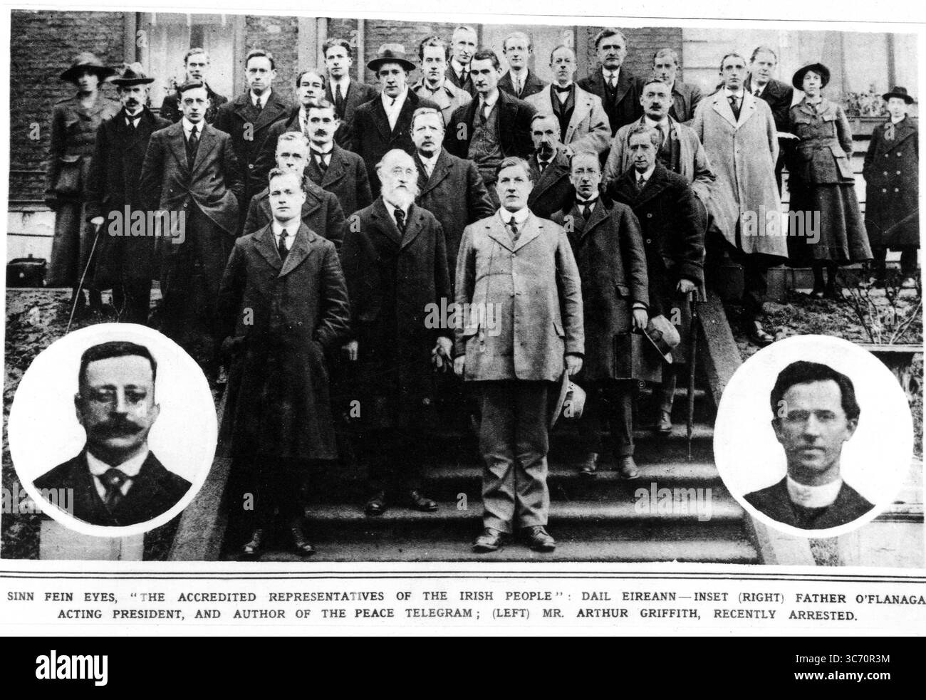 Sinn Fein Eyes, "die akkreditierten Vertreter des irischen Volkes": Dail Eireann - Inset (rechts) Pater O'Flanagan, amtierender Präsident und Autor des Friedenstelegramms; (links) Arthur Griffith, kürzlich verhaftet. Sinn Fein ist die irische nationalistische Partei, die 1905 von Arthur Griffith (1872–1922) gegründet wurde; 1917 wurde Eamon de Valera ihr Präsident. Sie ist der politische Flügel der irischen Republikanischen Armee und teilt sich in ähnlicher Weise zwischen gemäßigten und Extremisten. 1985 wurde sie in 17 von 26 Bezirksräten in Nordirland vertreten. Stockfoto