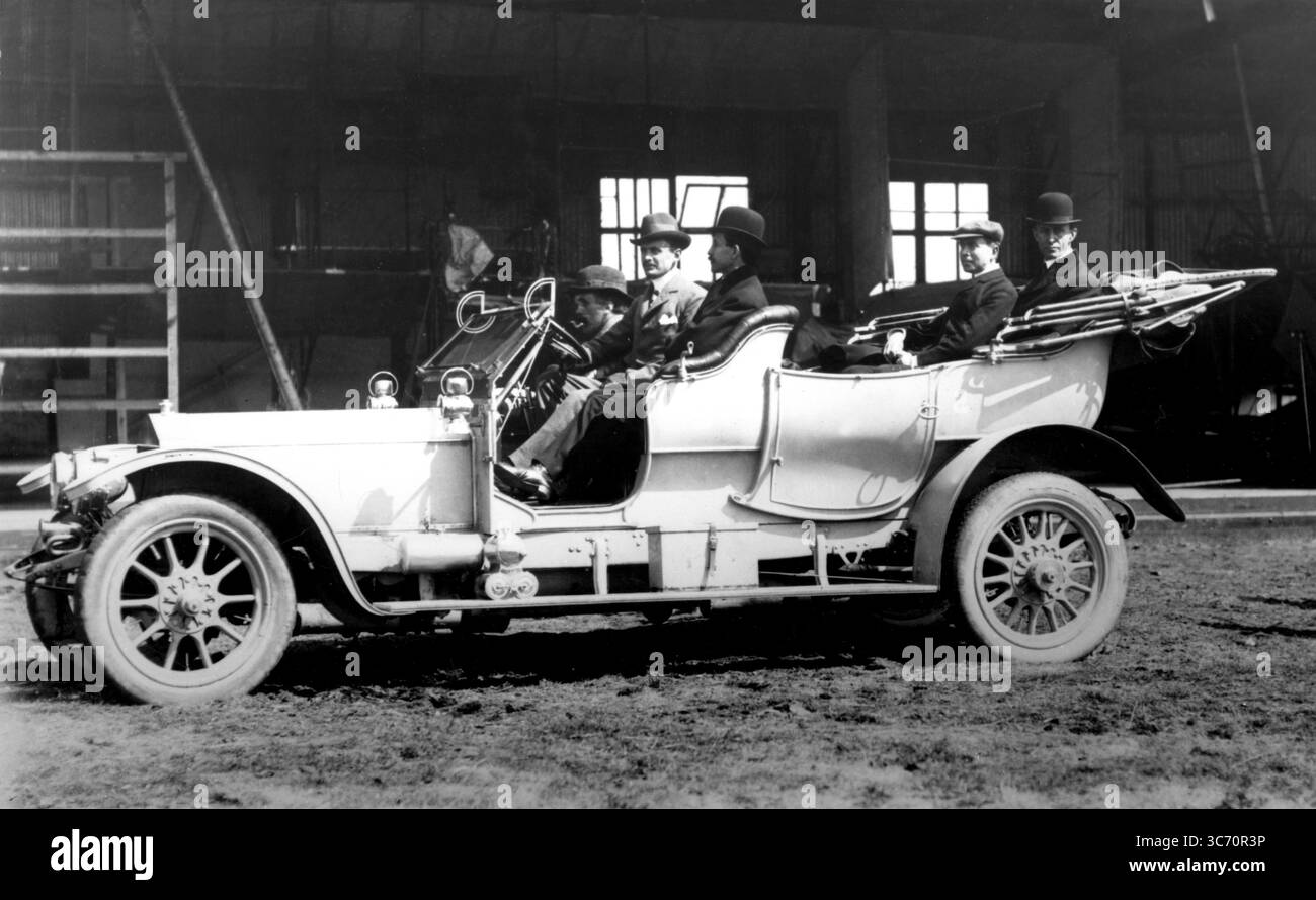 Wright Brothers - Orville 1871-1948 und Wilbur 1867-1912. US-Brüder, die Pioniere für den motorisierten Flug waren. Inspiriert von Otto Lilienthals Gleitflug perfektionierten sie ihren Pilotenflieger 1902. 1903 bauten sie eine Motormaschine und waren die ersten, die einen erfolgreichen Flug in der Nähe von Kitty Hawk, North Carolina, unternahmen. Stockfoto