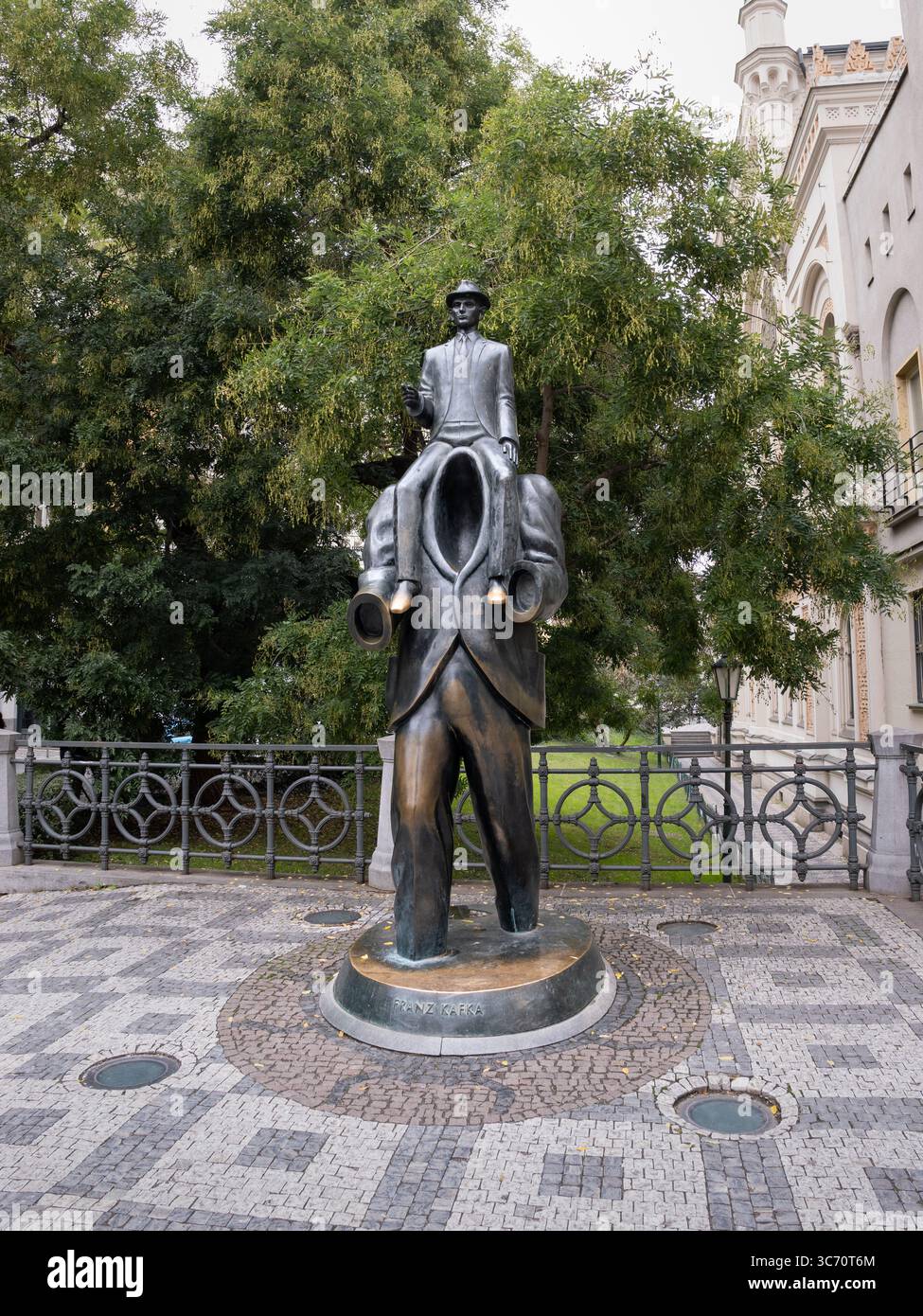 Franz Kafka-Statue von Jaroslav Róna im jüdischen Viertel in Prag. Auf einer kopflosen Figur ohne Hände reiten. Bronzeskulptur in der Nähe der Synagoge. Stockfoto