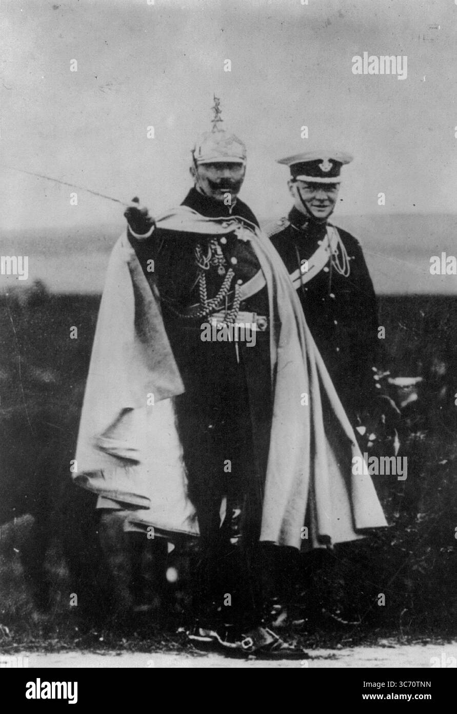 Erster Seelord Winston Churchill mit Kaiser Wilhelm bei den Wehrmanövern in Deutschland um 1912 Stockfoto