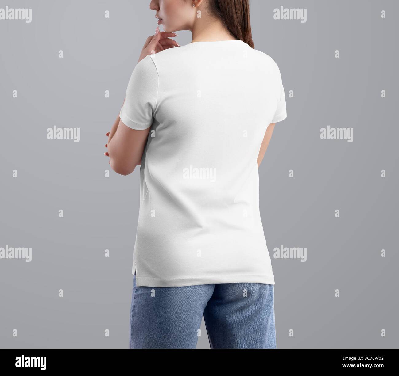 Vorlage von weißem T-Shirt auf Mädchen in Jeans, Nahaufnahme, Rückansicht, isoliert auf Hintergrund. Produktfotografie. Mockup von lässigen Frauenkleidern, für des Stockfoto