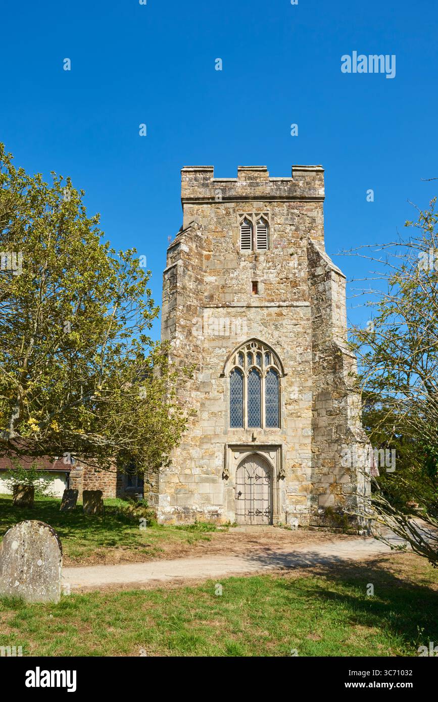 St. George's Kirchturm, Crowhurst, East Sussex, Großbritannien, aus dem 15. Jahrhundert Stockfoto