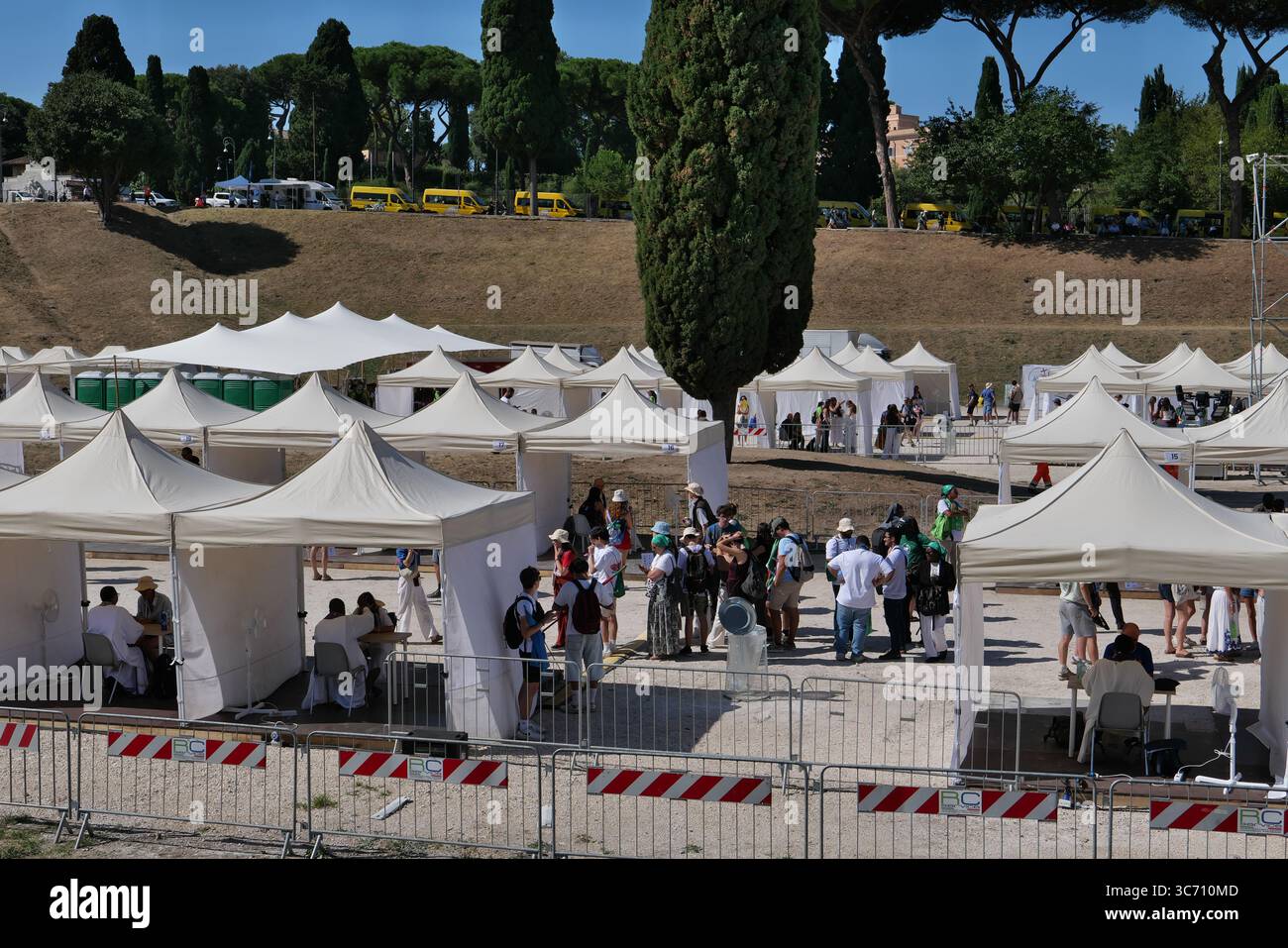 JUGENDARBEIT. BUSSTAG. EIN BLICK AUF DEN RIESIGEN BEICHTSTUHL IM ZIRKUS MAXIMUS Stockfoto