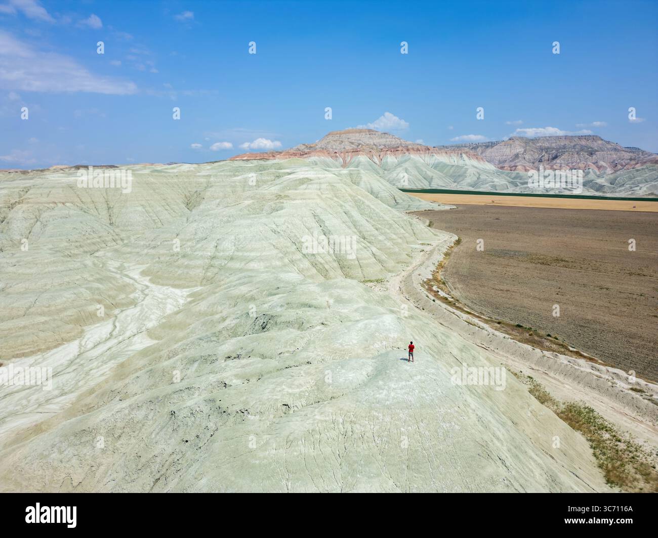 Fotograf, der die atemberaubende Landschaft der farbenfrohen Hügel Davutoglu einfängt Stockfoto