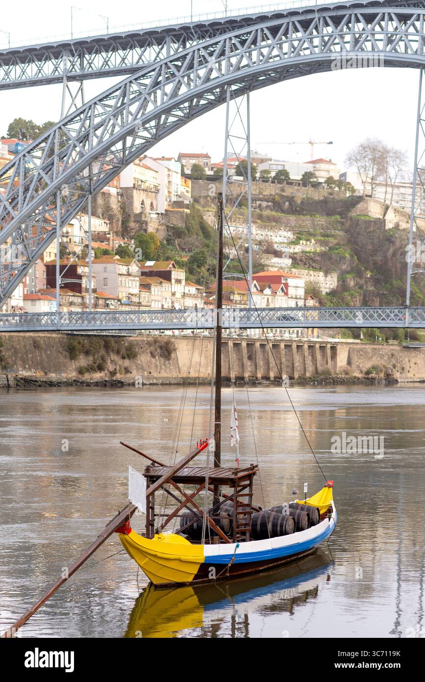Traditionelle Boote auf dem Fluss Douro mit Blick auf die Skyline von Porto Stockfoto