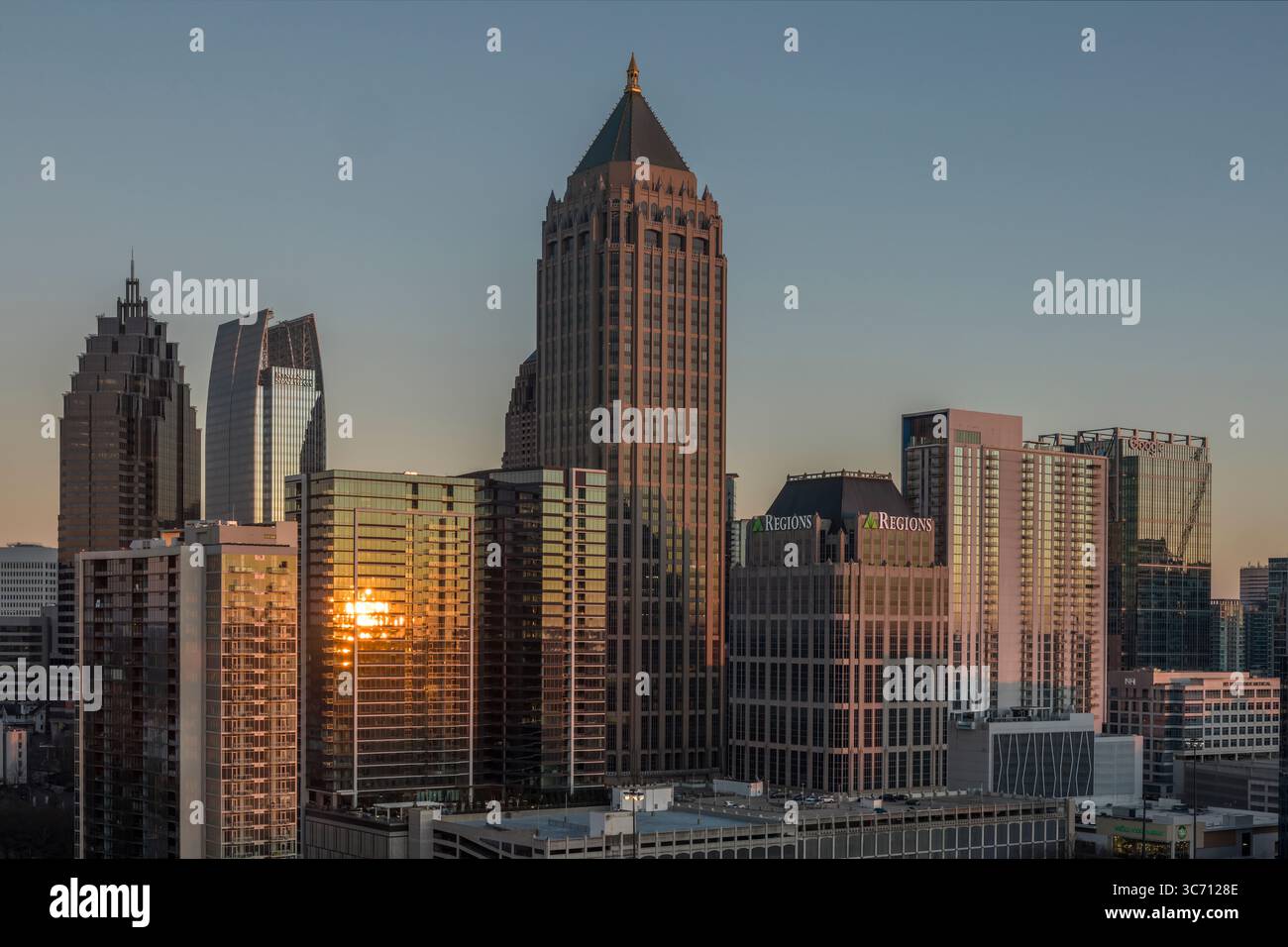 Skyline von Midtown Atlanta, Georgia bei Sonnenuntergang Stockfoto
