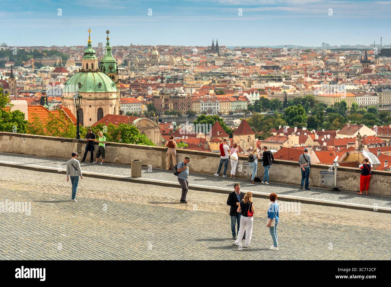 Skyline der Stadt Prag mit den Türmen der Nikolaikirche Stockfoto