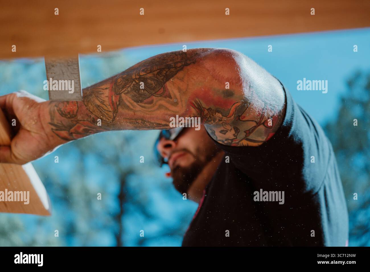 Ein hart arbeitender, tätowierter Baumann Stockfoto