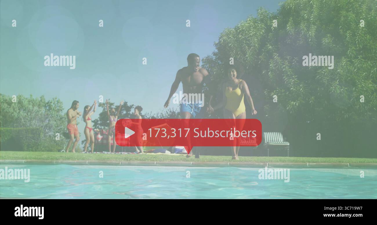 Mann in der Hose und Frau in einteiligen Badeanzügen, die in den Pool im Garten einsteigt, mit Anzahl der Abonnenten Stockfoto