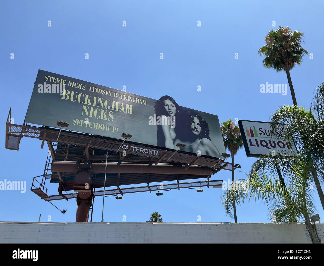 Buckingham Nicks Album Billboard auf dem Sunset Blvd in Hollywood Kalifornien für die Wiederveröffentlichung des Albums zum 52. Jahrestag! Stevie Nicks Lindsay Buckingham Fleetwood Mac Stockfoto