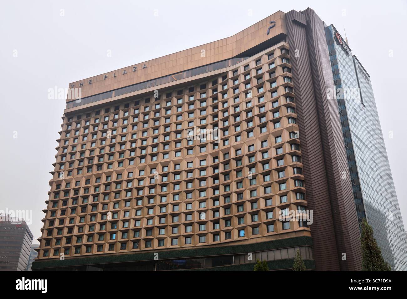 SEOUL, SÜDKOREA - 6. APRIL 2023: Das Plaza Hotel in Seoul, Teil der Autograph Collection Hotels of Marriott International. Stockfoto