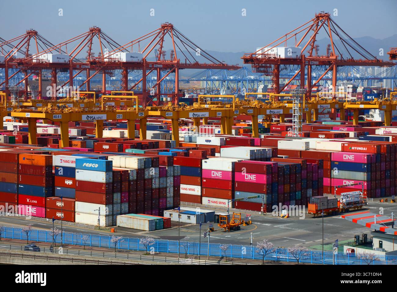 BUSAN, SÜDKOREA - 31. MÄRZ 2023: Busan New Port, auch bekannt als Pusan Newport International Terminal. Neues Containerterminal in Seongbuk-dong Stockfoto