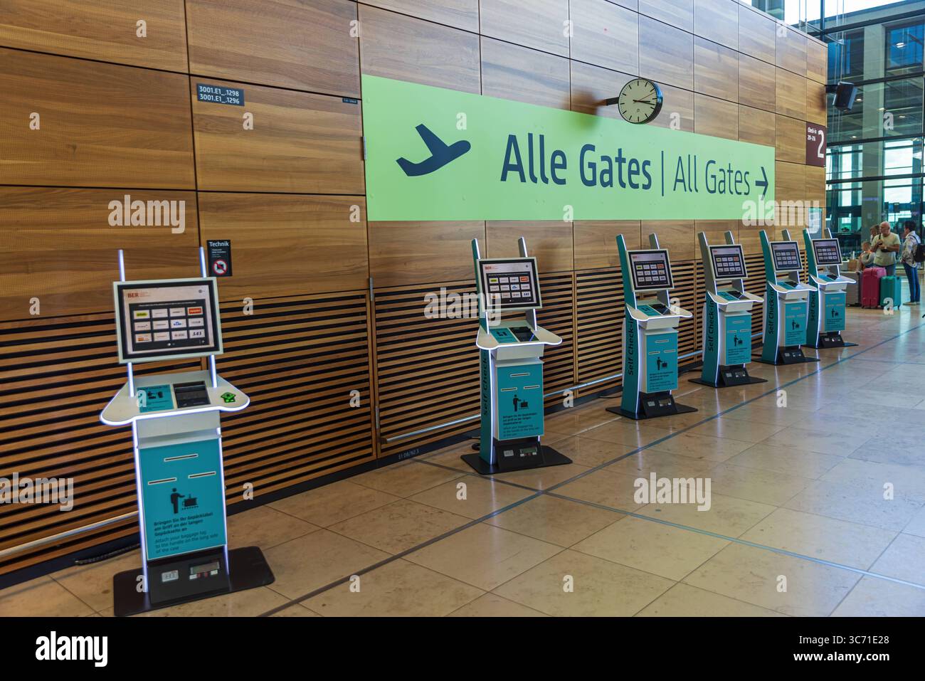 BERLIN, DEUTSCHLAND - 30. AUGUST 2025: Automatisierter Check-in in der Flughafen-BER. Automatische Check-in-Stationen am Flughafen-BER. *** BERLIN, DEUTSCHLAND 30. Stockfoto