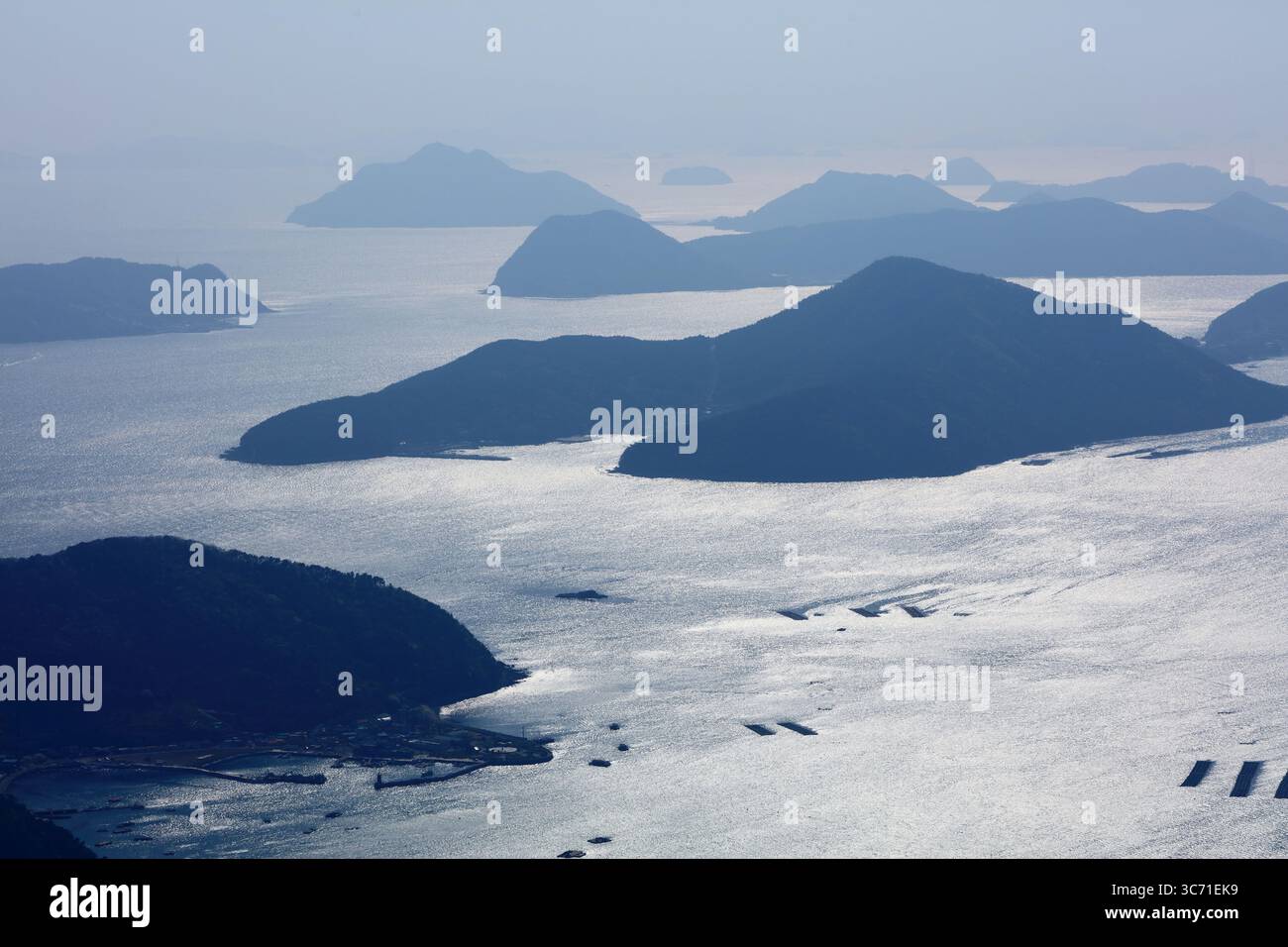 Inseln der Südprovinz Gyeongsang (Gyeongsangnam-do) in Südkorea. Luftaufnahme. Stockfoto