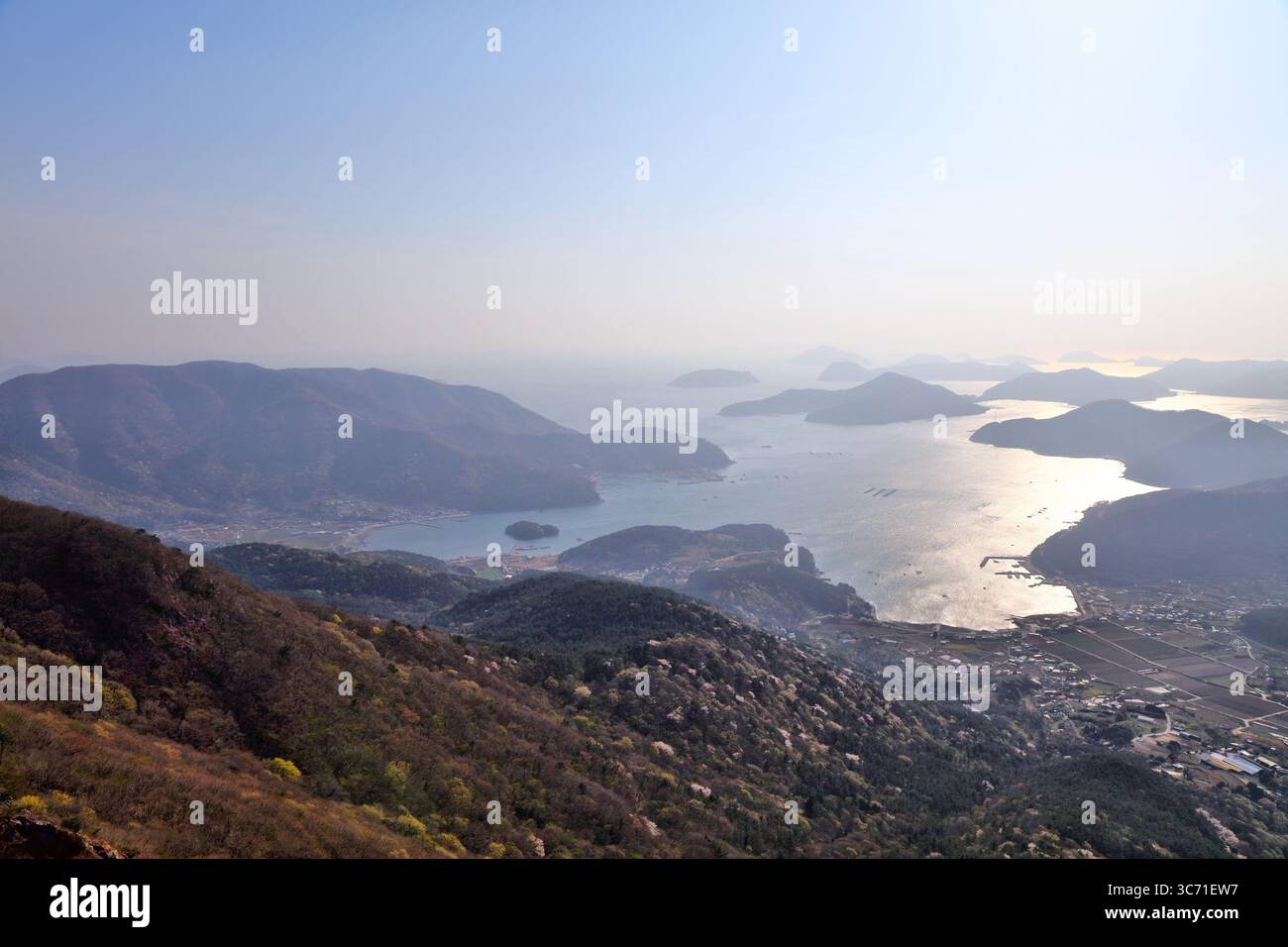 Inseln der Südprovinz Gyeongsang (Gyeongsangnam-do) in Südkorea. Luftaufnahme. Stockfoto