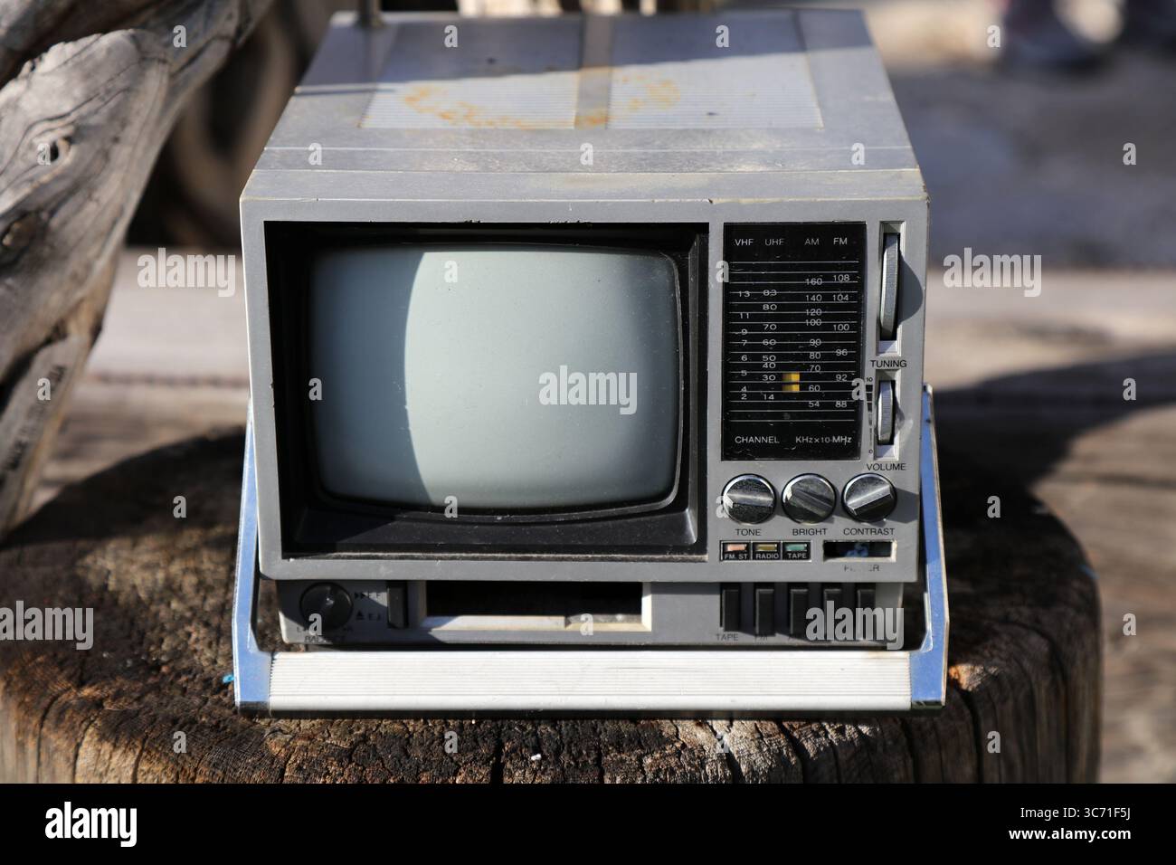 Vintage tragbarer Mini-TV und Radio. 1980er Jahre Technologie Nostalgie kleines Retro-Fernsehgerät. Stockfoto
