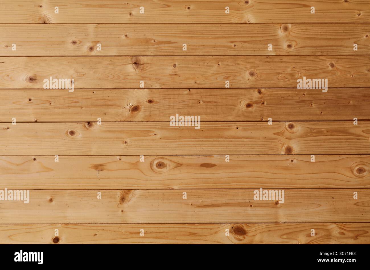 Hintergrund der Kiefernholzwand. Pinienplatten, Gebäudetäfelung. Naturholzhintergrund. Stockfoto