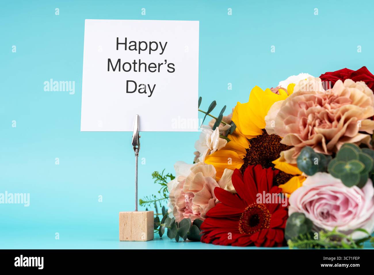 Happy Mother's Day-Karte und gemischter Blumenstrauß auf blauem Hintergrund Stockfoto