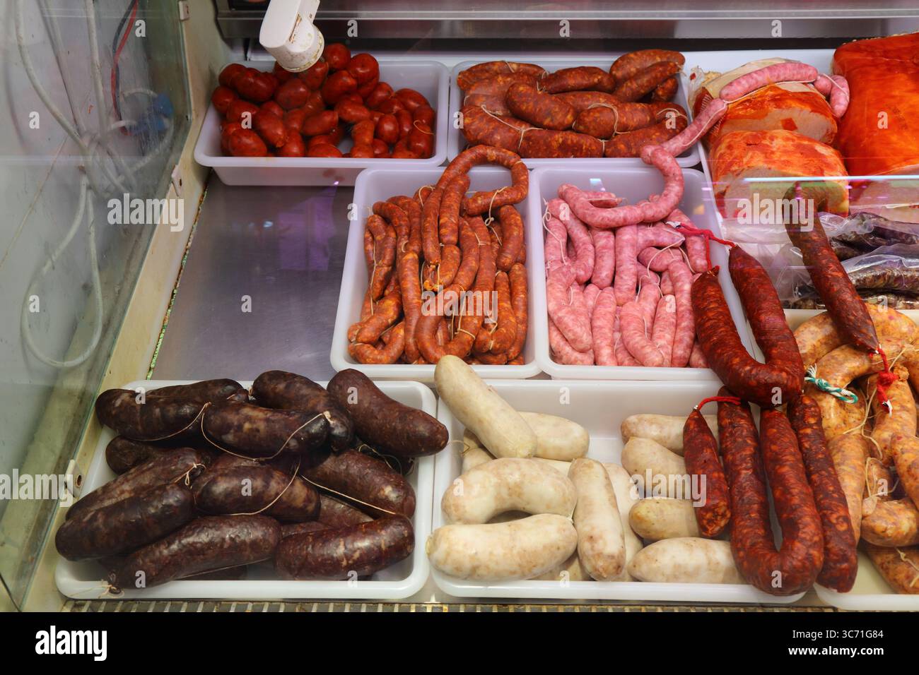 Spanische Würstchen in einem Metzgerstand in der lokalen Markthalle Mercat Central in Alicante, Spanien. Spanisches Essen. Stockfoto