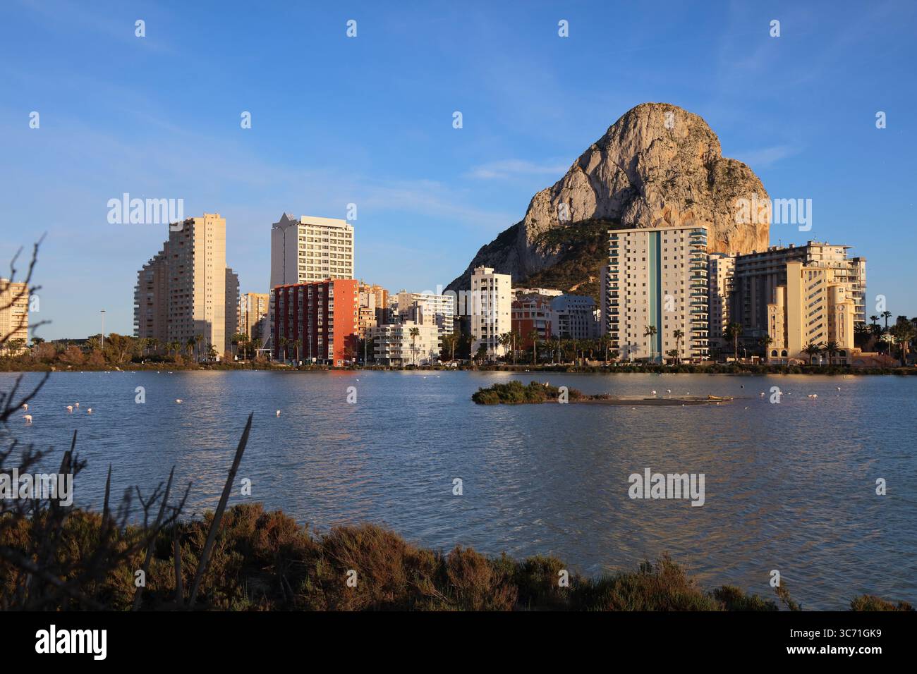Calpe Stadt in Spanien. Blick auf den Felsberg Penyal d'IFAC im Hintergrund und die Lagune Salines de Calp mit Flamingos und anderen Watvögeln. Stockfoto