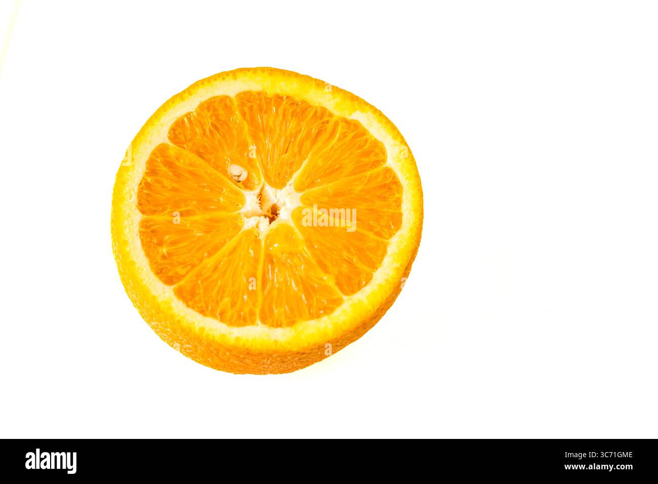 Ein reifes Orange in zwei Hälften auf weißem Hintergrund Stockfoto