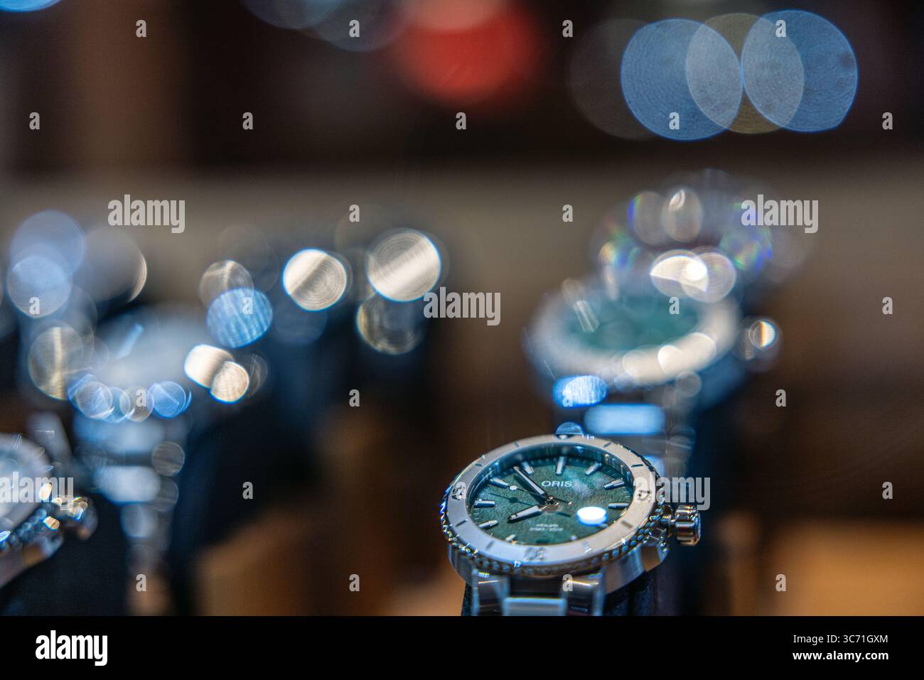 Nahaufnahme einer mechanischen Oris-Armbanduhr mit Schweizer Feinmechanik und luxuriöser Handwerkskunst. Stockfoto