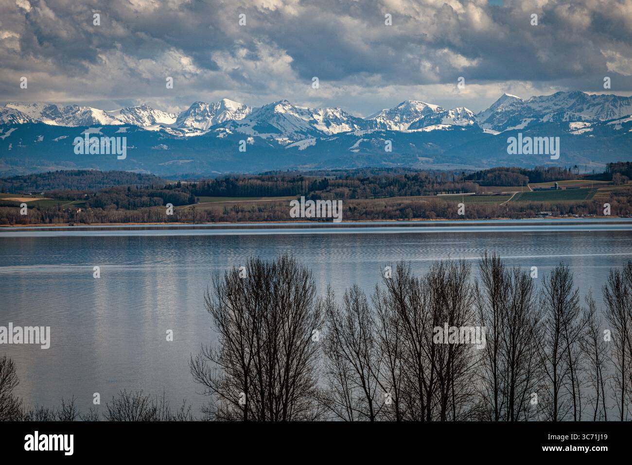Malerischer Blick auf den Neuchâtel-See (Lac de Neuchâtel) mit den Berner Alpen im Hintergrund, Neuchâtel, Schweiz. Stockfoto
