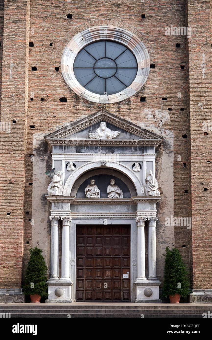 Steinportal der historischen katholischen Kirche St. Andreas des Apostels in Toscolano Maderno, Italien Stockfoto