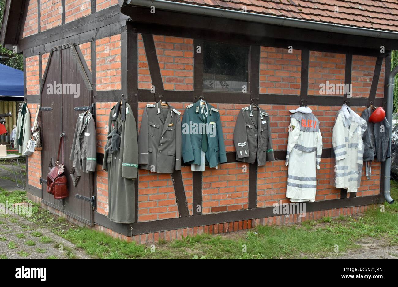 26.07.2025 DDR Uniformen Deutschland/Sachsen Anhalt/Altmark/Landkreis Stendal/Stadt Seehausen/Ortsteil Beuster/Blaulichtmuseum/Blaulichttage/Tag der offenen Tür/aufgehangene Uniformen aus DDR Zeiten/Armee/Grenztruppen/Polizei *** 26 07 2025 DDR Uniformen Deutschland Sachsen Anhalt Altmark Landkreis Stendal Stadt Seehausen Stadtteil Beuster Blaulichtmuseum Blaulichtmuseum Blaulichttage offener Tag aufgehängte Uniformen aus DDR Zeiten Armee Grenztruppen Polizei Stockfoto