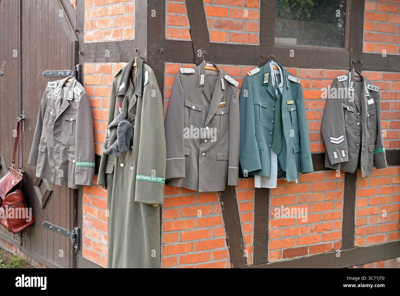 26.07.2025 DDR Uniformen Deutschland/Sachsen Anhalt/Altmark/Landkreis Stendal/Stadt Seehausen/Ortsteil Beuster/Blaulichtmuseum/Blaulichttage/Tag der offenen Tür/aufgehangene Uniformen aus DDR Zeiten/Armee/Grenztruppen/Polizei *** 26 07 2025 DDR Uniformen Deutschland Sachsen Anhalt Altmark Landkreis Stendal Stadt Seehausen Stadtteil Beuster Blaulichtmuseum Blaulichtmuseum Blaulichttage offener Tag aufgehängte Uniformen aus DDR Zeiten Armee Grenztruppen Polizei Stockfoto