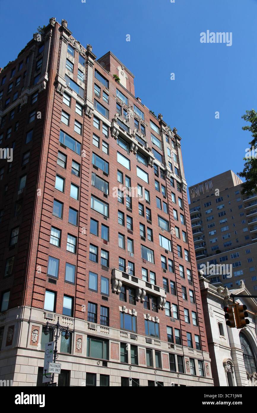 NEW YORK, USA - 6. JULI 2013: Architekturansicht des 75 Central Park West Wohnhauses in New York. Die Neorenaissance-Dreipartite ist Teil von Cent Stockfoto
