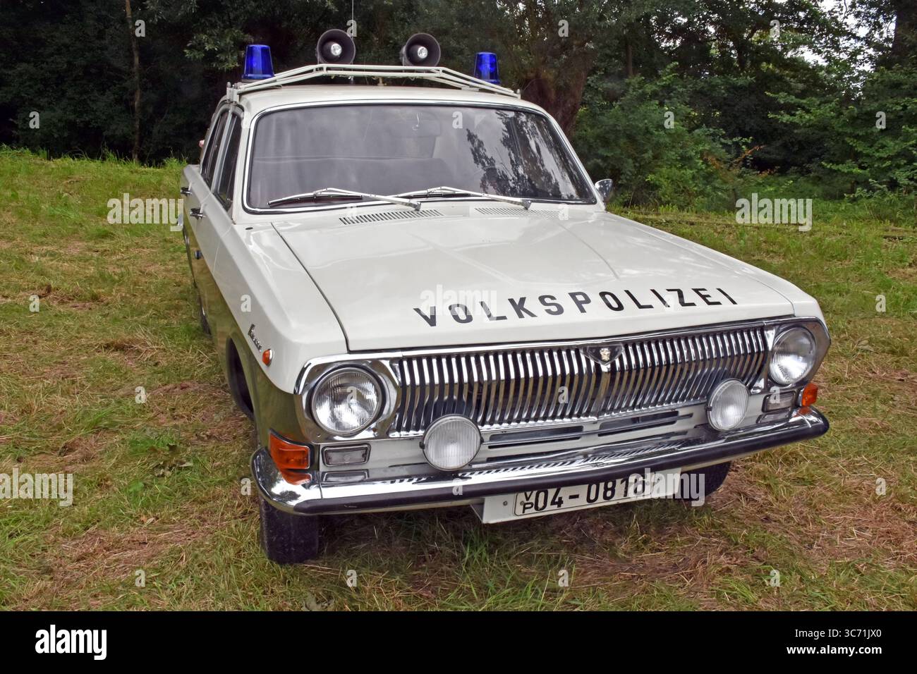 26.07.2025 Wolga M 24 Deutschland/Sachsen Anhalt/Altmark/Landkreis Stendal/Stadt Seehausen/Ortsteil Beuster/Blaulichtmuseum/Blaulichttage/Tag der offenen Tür/Wolga GAZ 24 Funkstreifenwagen der DDR Volkspolizei/gebaut von 1970- 1992 *** 26 07 2025 Volga M 24 Deutschland Sachsen Anhalt Altmark Stadtteil Stendal Stadt Seehausen Stadtteil Seehausen Stadtteil Beuster Blaulichtmuseum Blaulichtmuseum Blaulichtmuseum Blaulichttage Tag der offenen Tag der offenen Tür Wolga GAZ 24 Funkpolizei Wolga GAZ aus der DDR Polizeipolizei aus der DDR gebaut 1970 1992 Stockfoto