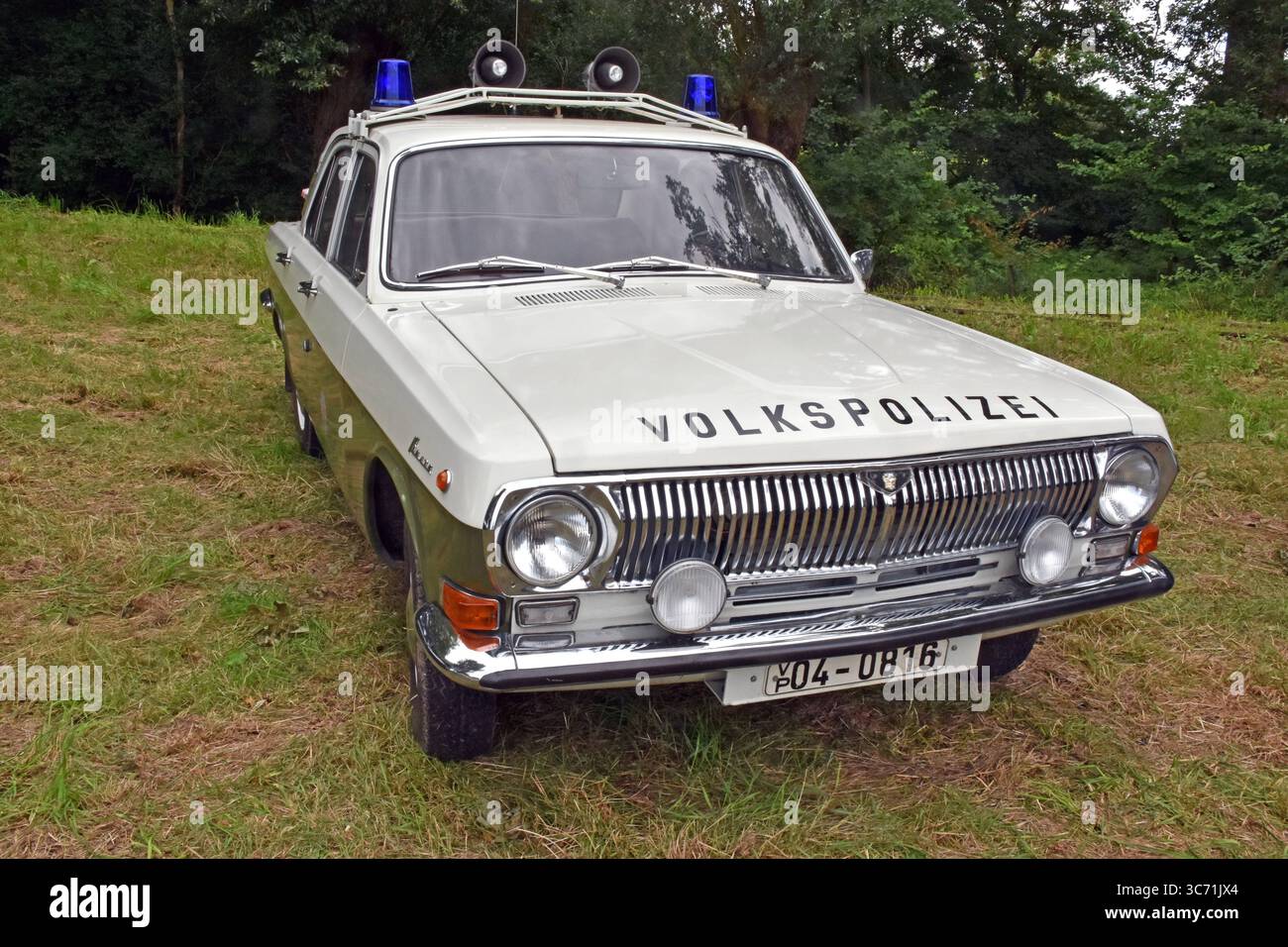 26.07.2025 Wolga M 24 Deutschland/Sachsen Anhalt/Altmark/Landkreis Stendal/Stadt Seehausen/Ortsteil Beuster/Blaulichtmuseum/Blaulichttage/Tag der offenen Tür/Wolga GAZ 24 Funkstreifenwagen der DDR Volkspolizei/gebaut von 1970- 1992 *** 26 07 2025 Volga M 24 Deutschland Sachsen Anhalt Altmark Stadtteil Stendal Stadt Seehausen Stadtteil Seehausen Stadtteil Beuster Blaulichtmuseum Blaulichtmuseum Blaulichtmuseum Blaulichttage Tag der offenen Tag der offenen Tür Wolga GAZ 24 Funkpolizei Wolga GAZ aus der DDR Polizeipolizei aus der DDR gebaut 1970 1992 Stockfoto