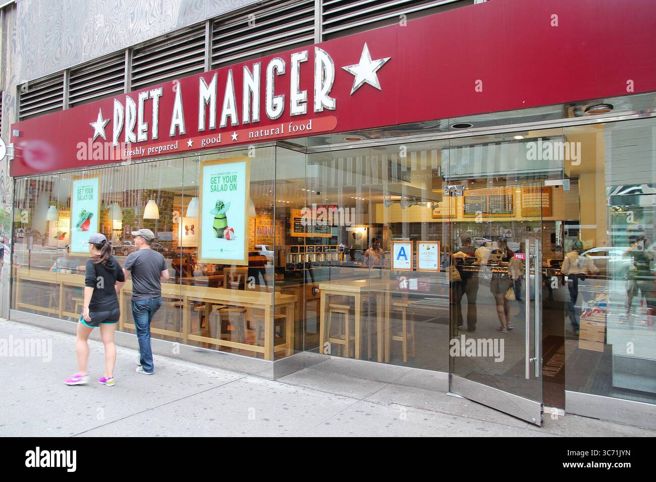 NEW YORK, USA - 4. JULI 2013: People Walk by Pret a Manger Restaurant in New York. Es handelt sich um eine britische Einzelhandelskette von Sandwich-Läden. Stockfoto