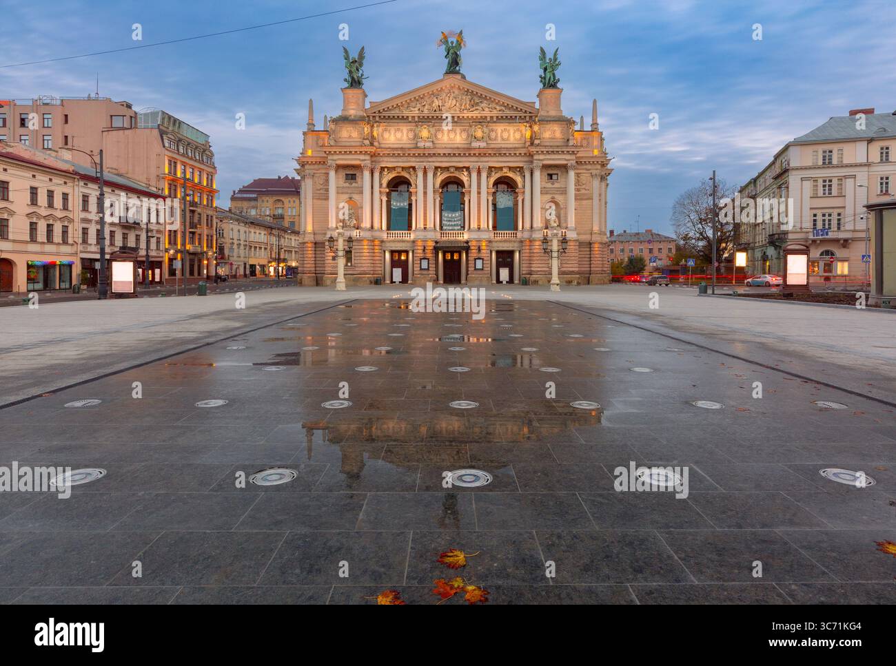 Vormittagsblick auf das Opernhaus von Lemberg mit beleuchteter Fassade und leerem Platz in Lemberg Ukraine Stockfoto