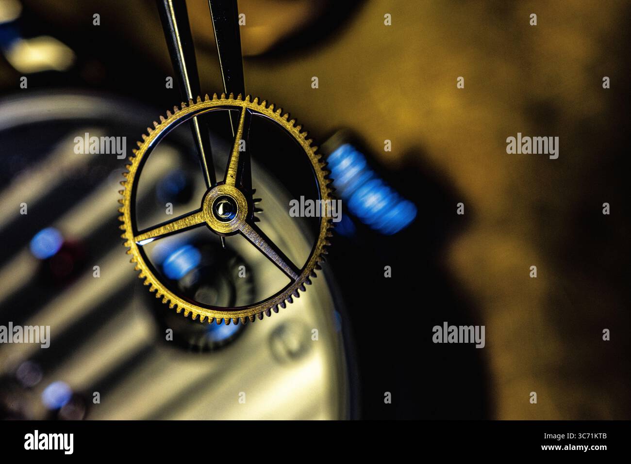 Uhrenproduktion oder Uhrenreparatur. Makroansicht des Zahnrads. Stockfoto