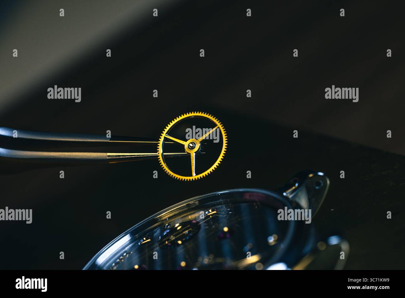 Uhrenproduktion oder Uhrenreparatur. Makroansicht des Zahnrads. Stockfoto