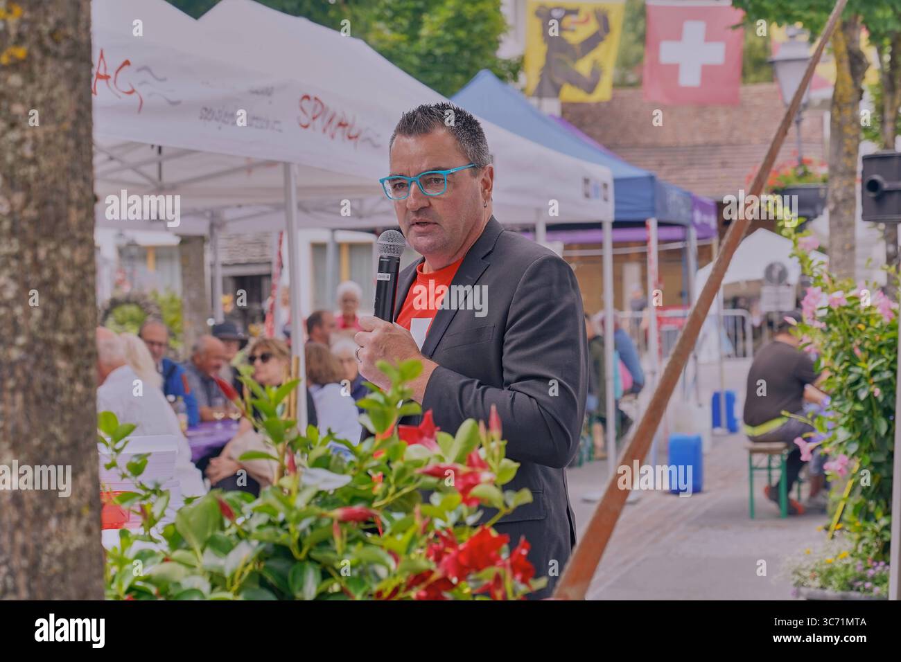 01.08.2025, 1.-August-Feier mit Festredner Thomas Knutti in Zweisimmen der Weissenburger Nationalrat Thomas Knutti SVP kritisiert bei seiner Festrede zum 1. August in Zweisimmen vor allem das geplante Vertragswerk Paket zur Stabilisierung und Weiterentwicklung der Beziehungen zwischen der Schweiz und der Europäischen Union EU , von ihm und seiner Partei auch kurz als Unterwerfungsvertrag bezeichnet. Zweisimmen Bahnhofstrasse Bern Schweiz *** 01 08 2025, 1. August-Feier mit Keynote Speaker Thomas Knutti in Zweisimmen in seiner Rede am 1. August in Zweisimmen, Weissenburger Nationalrat Stockfoto