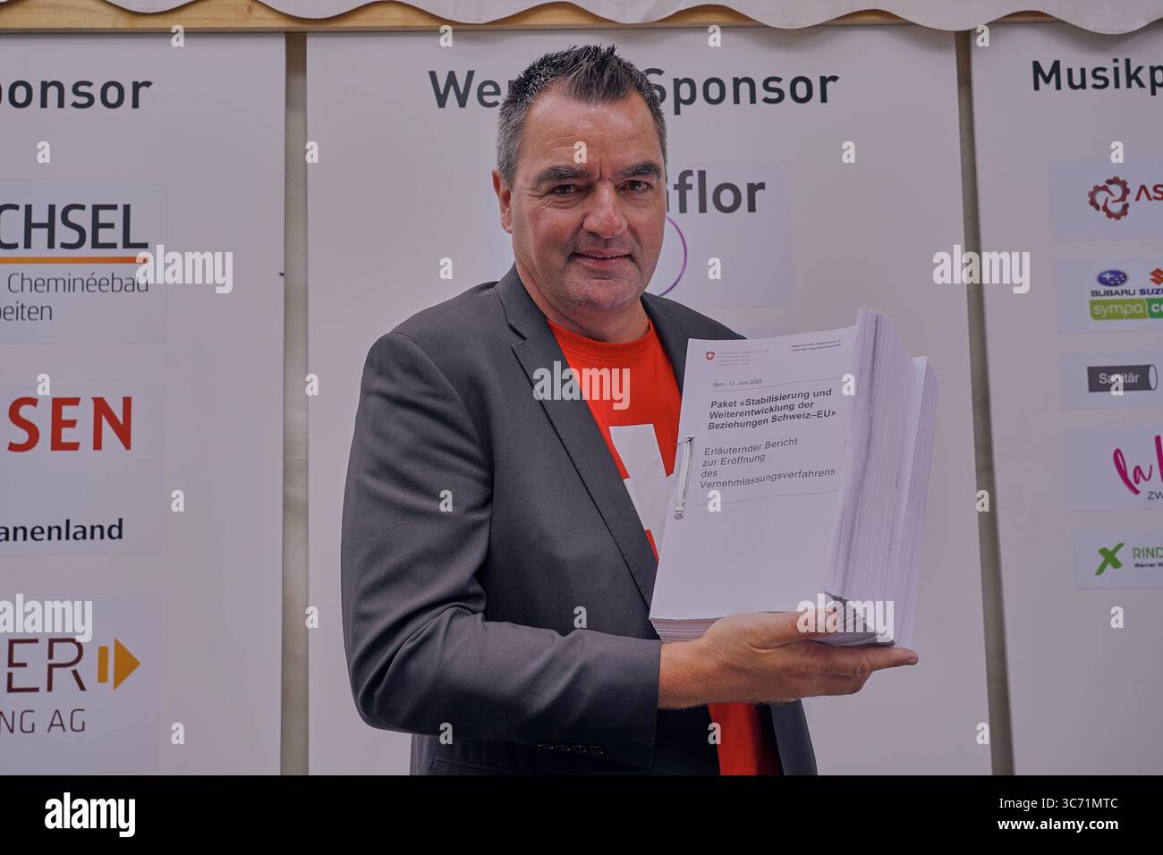 01.08.2025, 1.-August-Feier mit Festredner Thomas Knutti in Zweisimmen der Weissenburger Nationalrat Thomas Knutti SVP kritisiert bei seiner Festrede zum 1. August in Zweisimmen vor allem das geplante Vertragswerk Paket zur Stabilisierung und Weiterentwicklung der Beziehungen zwischen der Schweiz und der Europäischen Union EU , von ihm und seiner Partei auch kurz als Unterwerfungsvertrag bezeichnet. Zweisimmen Bahnhofstrasse Bern Schweiz *** 01 08 2025, 1. August-Feier mit Keynote Speaker Thomas Knutti in Zweisimmen in seiner Rede am 1. August in Zweisimmen, Weissenburger Nationalrat Stockfoto