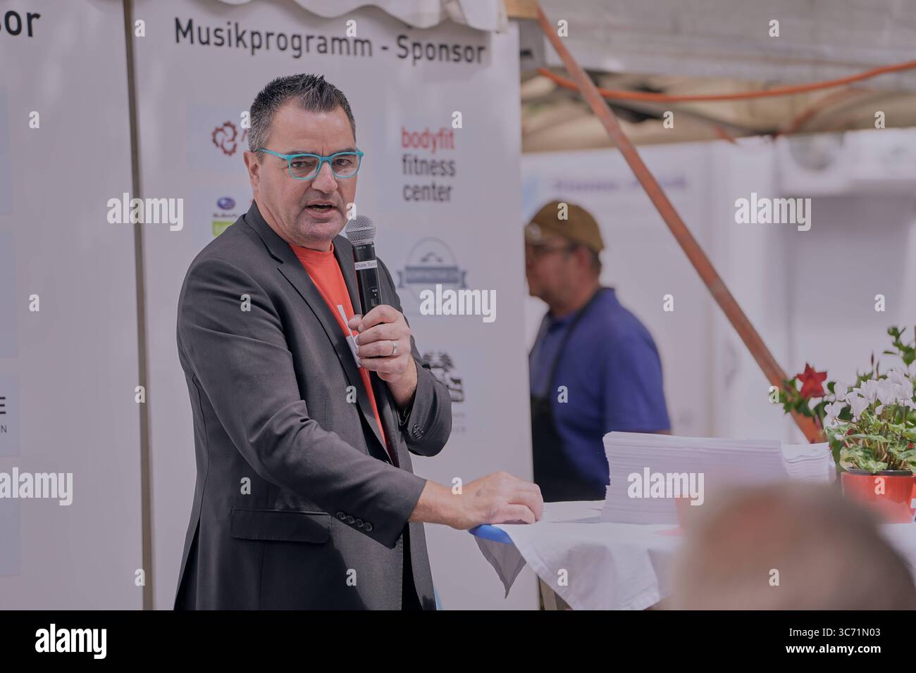 01.08.2025, 1.-August-Feier mit Festredner Thomas Knutti in Zweisimmen der Weissenburger Nationalrat Thomas Knutti SVP kritisiert bei seiner Festrede zum 1. August in Zweisimmen vor allem das geplante Vertragswerk Paket zur Stabilisierung und Weiterentwicklung der Beziehungen zwischen der Schweiz und der Europäischen Union EU , von ihm und seiner Partei auch kurz als Unterwerfungsvertrag bezeichnet. Zweisimmen Bahnhofstrasse Bern Schweiz *** 01 08 2025, 1. August-Feier mit Keynote Speaker Thomas Knutti in Zweisimmen in seiner Rede am 1. August in Zweisimmen, Weissenburger Nationalrat Stockfoto