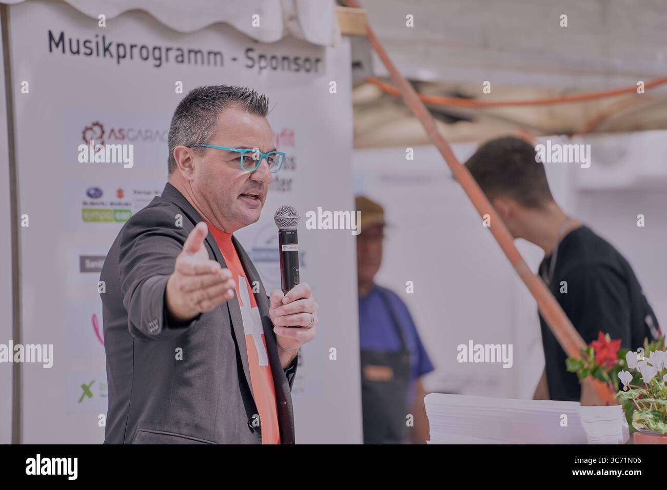 01.08.2025, 1.-August-Feier mit Festredner Thomas Knutti in Zweisimmen der Weissenburger Nationalrat Thomas Knutti SVP kritisiert bei seiner Festrede zum 1. August in Zweisimmen vor allem das geplante Vertragswerk Paket zur Stabilisierung und Weiterentwicklung der Beziehungen zwischen der Schweiz und der Europäischen Union EU , von ihm und seiner Partei auch kurz als Unterwerfungsvertrag bezeichnet. Zweisimmen Bahnhofstrasse Bern Schweiz *** 01 08 2025, 1. August-Feier mit Keynote Speaker Thomas Knutti in Zweisimmen in seiner Rede am 1. August in Zweisimmen, Weissenburger Nationalrat Stockfoto