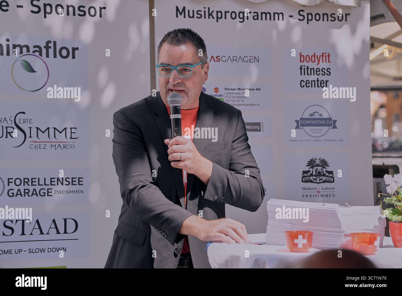 01.08.2025, 1.-August-Feier mit Festredner Thomas Knutti in Zweisimmen der Weissenburger Nationalrat Thomas Knutti SVP kritisiert bei seiner Festrede zum 1. August in Zweisimmen vor allem das geplante Vertragswerk Paket zur Stabilisierung und Weiterentwicklung der Beziehungen zwischen der Schweiz und der Europäischen Union EU , von ihm und seiner Partei auch kurz als Unterwerfungsvertrag bezeichnet. Zweisimmen Bahnhofstrasse Bern Schweiz *** 01 08 2025, 1. August-Feier mit Keynote Speaker Thomas Knutti in Zweisimmen in seiner Rede am 1. August in Zweisimmen, Weissenburger Nationalrat Stockfoto